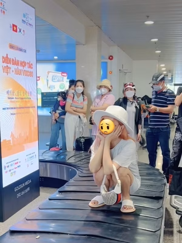 Cụ thể, vào ngày 22/7, trên mạng xã hội cũng xuất hiện một TikToker đăng tải đoạn clip tạo dáng trên băng chuyền hành lý cùng dòng caption: "Bất kệ đời, lạc trôi."