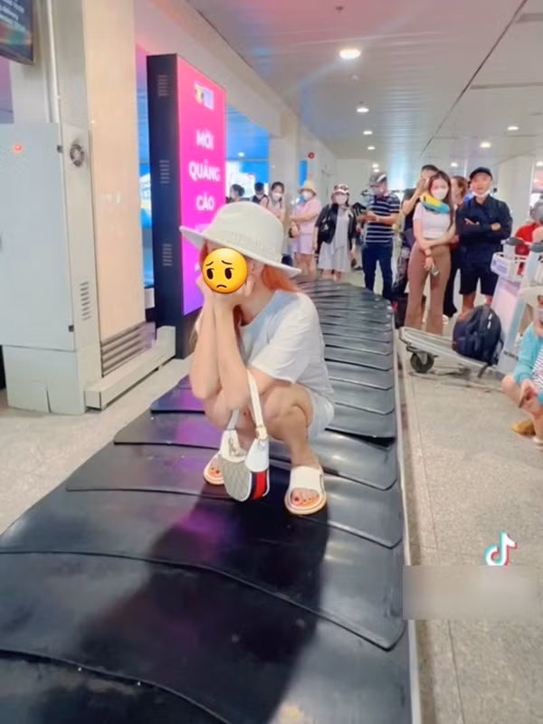 Hiện chưa rõ danh tính vị nữ hành khách trên và vẫn chưa rõ vì sao cô lại có hành động thiếu suy nghĩ như thế, nhưng ngay lập tức nhiều người đã liên tưởng đến câu chuyện đang gây ồn ào cách đây 1 ngày.