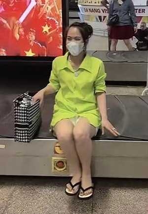 Theo đó, xuất hiện trong clip là một cô gái ăn mặc khá năng động trẻ trung. Trong lúc mọi người đang chờ lấy hành lý, cô liền ngồi lên băng chuyền rồi cười một cách vui vẻ.