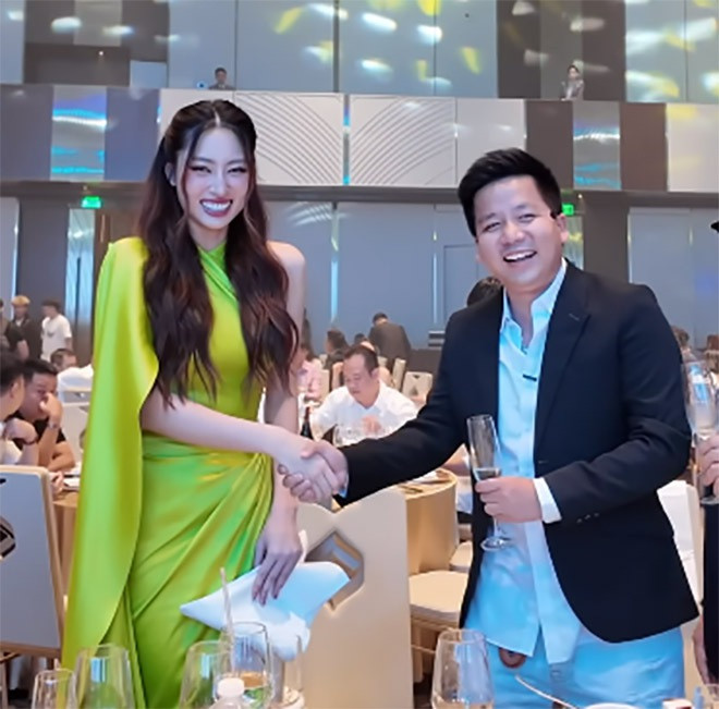 “Anh mới kéo chân xong, em thử đứng lên đọ chiều cao với anh xem sao?”, Khoa Pug mở lời, mời Lương Thùy Linh đứng lên đọ chiều cao với mình. Anh nói thêm: “Tôi mà thấp hơn là tôi đi kéo chân cho cao hơn nữa”.