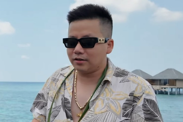 Khoa Pug thực hiện kéo chân tại Mỹ cách đây 2 năm. Để cao thêm 8cm, anh đã chi tổng số tiền khoảng 5 tỷ đồng. Quá trình phẫu thuật của nam YouTuber lên tới 3 tháng, sau đó, anh dành thêm 3 tháng để nghỉ ngơi, tĩnh dưỡng.