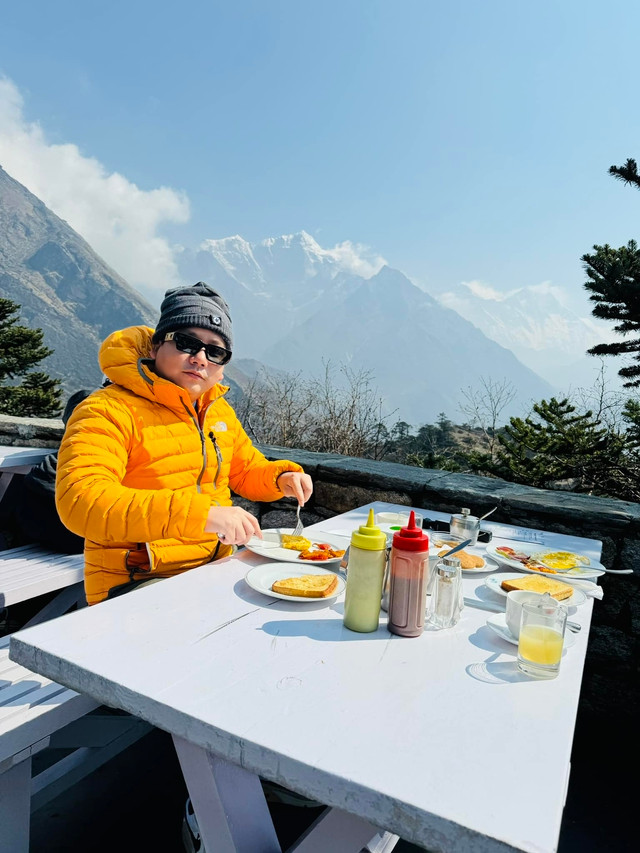 Khoa Pug hỏi lại chiều cao của Lương Thùy Linh và được cô tiết lộ là 1m80. Lúc này anh chàng chỉ biết thốt lên: “Cao dữ vậy. Đứng với Hoa hậu 1m80, nhỏ bé quá!”.