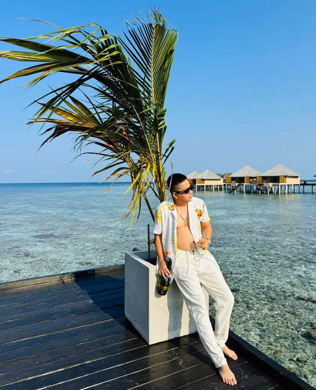 Trước lời đề nghị của đàn anh, Lương Thùy Linh thoải mái đứng lên đọ chiều cao. Kết quả, nàng hậu cao hơn nửa cái đầu khiến Khoa Pug ngỡ ngàng.