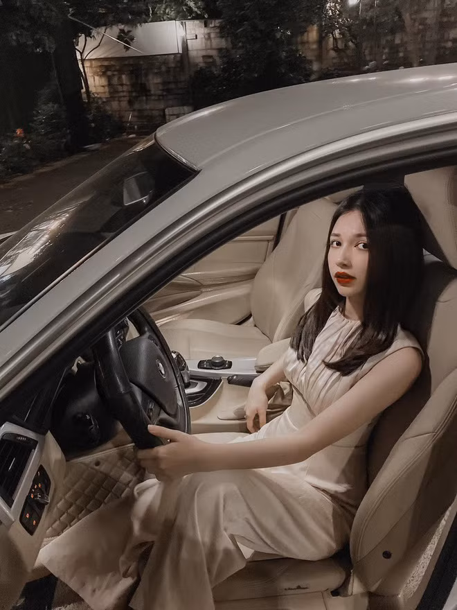 Diễm Quỳnh tự nhận mình không phải là một người mê đồ hiệu. Vậy nên, cô nàng chỉ sắm cho mình những chiếc túi hiệu với form dáng đơn giản, dễ mix&amp;match với các món đồ khác.