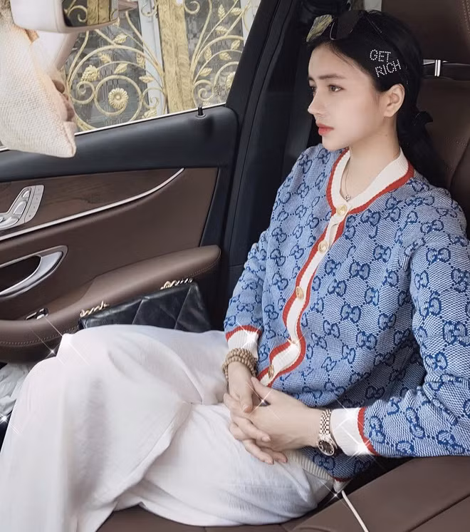 Trang Anna kinh doanh khá thành công nên cũng không ngại chi tiền mua đồ hiệu để tự thưởng cho bản thân. Cái items luôn được hot girl gameshow Người ấy là ai mix&amp;match vô cùng trẻ trung, thời thượng.