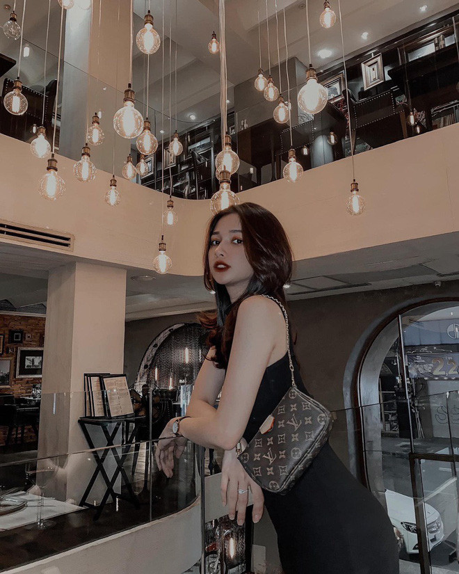 Hai chiếc túi được Diễm Quỳnh cưng nhất trong tủ đồ hàng hiệu của mình đến từ thương hiệu LV và Chanel.