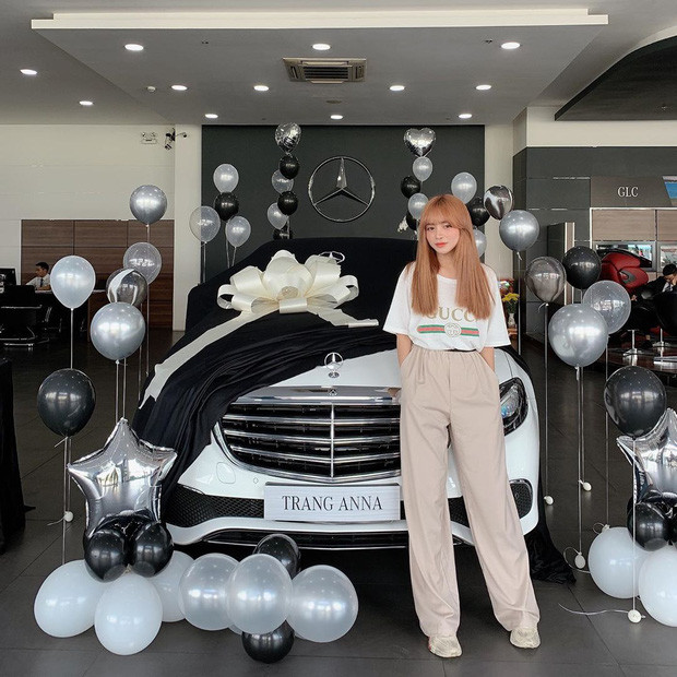 Ở tuổi 27, Trang Anna đã tự sắm cho mình một chiếc xế hộp Mercedes đắt đỏ.