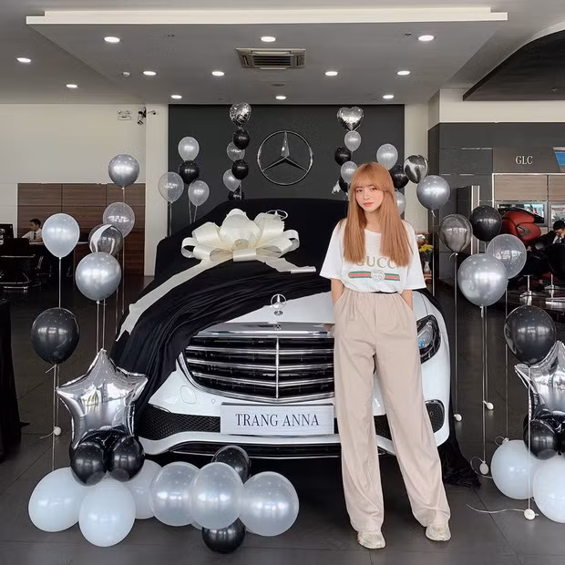 Ở tuổi 27, Trang Anna đã tự sắm cho mình một chiếc xế hộp Mercedes đắt đỏ.