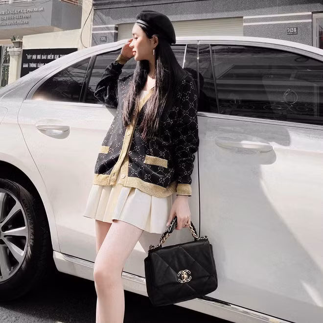 Top 1 trong khoản sang chảnh hậu gameshow Người ấy là ai phải kể đến Trang Anna. Cô nàng sở hữu bộ sưu tập đồ hiệu rất gì và này nọ bao gồm giày và túi đến từ các thương hiệu như Chanel, Gucci.