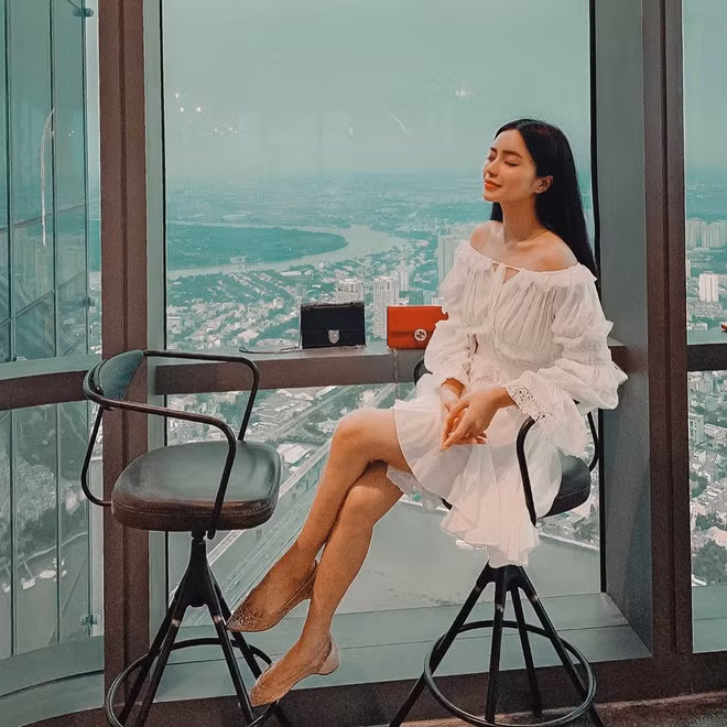 Các món đồ như đồng hồ Rolex, túi Chanel... đồ hiệu đắt đỏ cỡ nào thì "dân chơi" Trang Anna sắm sửa trong tủ đồ của mình.