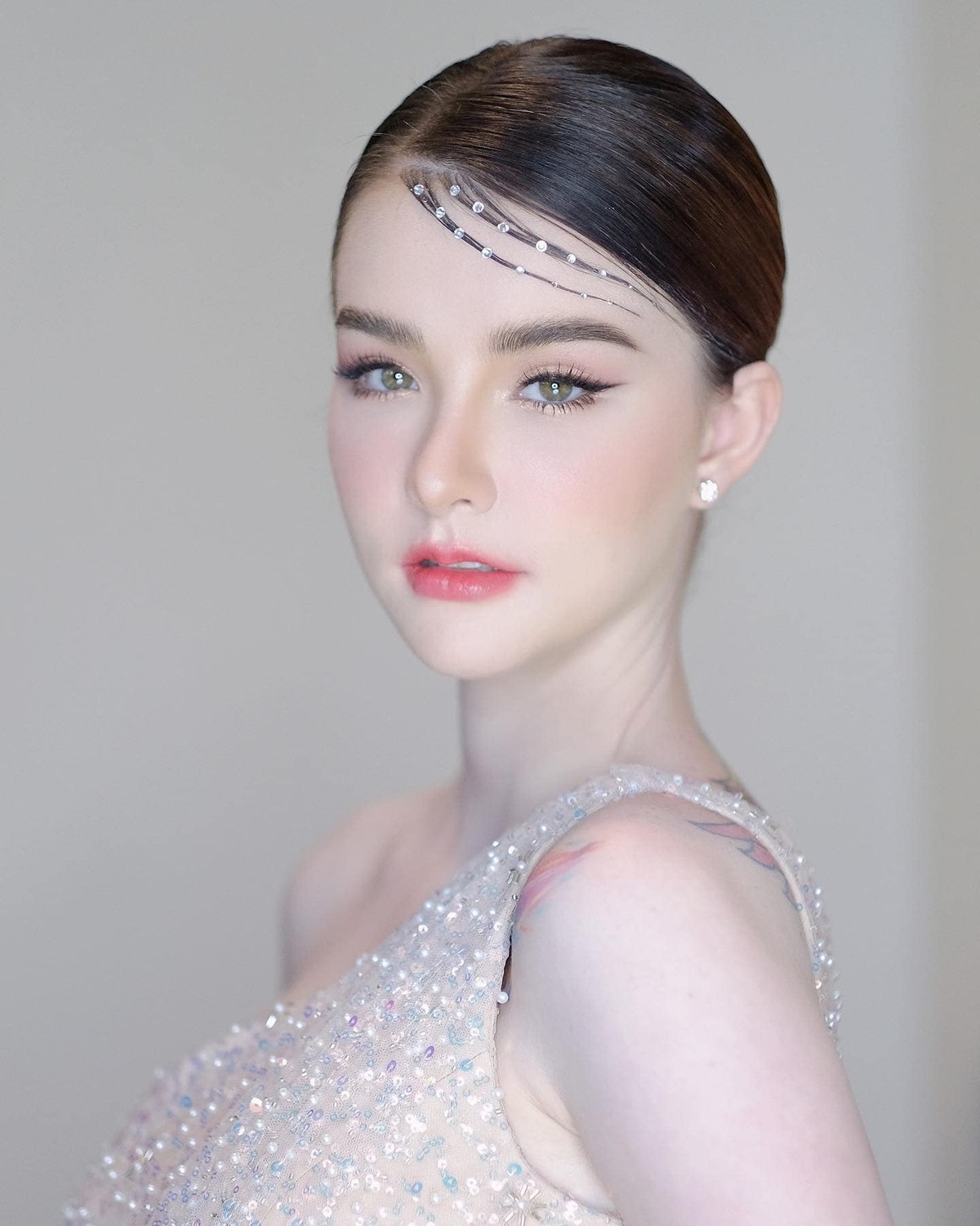 Có lẽ vì Jessie Vard trông quá xinh đẹp, quyến rũ nên mọi người cảm thấy hơi “hư ảo” và đặt câu hỏi liệu cô có phẫu thuật thẩm mỹ hay không?