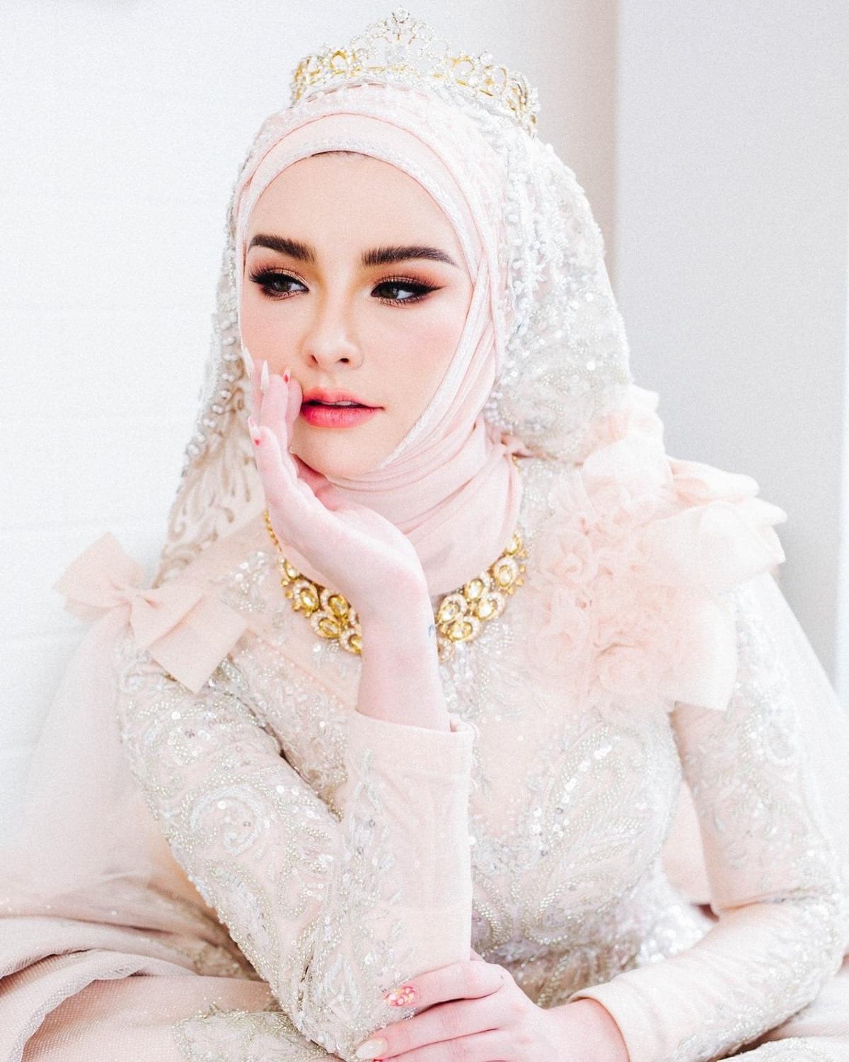 Trước đây, khi chưa tròn 18 tuổi, Jessie Vard đã được xem là hiện tượng mạng số 1 châu Á với danh xưng "nữ thần thoát tục".