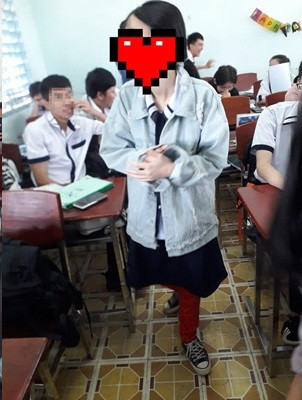 Có lẽ, vì trời quá rét nên nữ sinh đã sáng tạo ra cách mặc như vậy, để vừa giữ ấm lại không lo vi phạm nội quy.