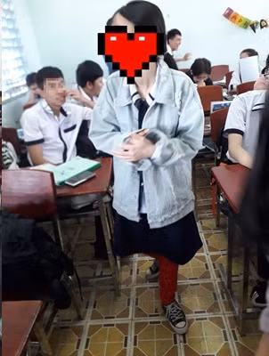 Có lẽ, vì trời quá rét nên nữ sinh đã sáng tạo ra cách mặc như vậy, để vừa giữ ấm lại không lo vi phạm nội quy.