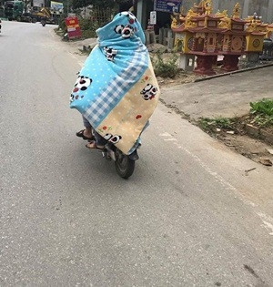 Chiếc chăn theo các bạn học sinh trên mọi nẻo đường đến trường.