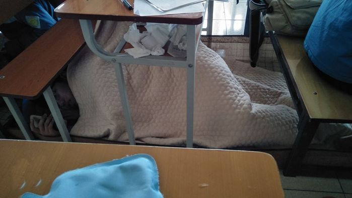 Lạnh 10 độ cũng không hề gì bởi học sinh miền Bắc luôn có những cách chống rét hữu ích.