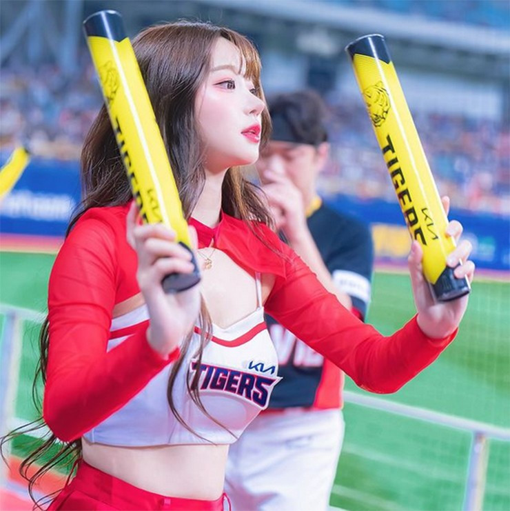 Phong cách đời thường của Lee Ju-Eun khéo khoe cơ thể mảnh mai.