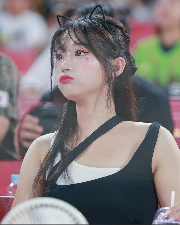 “Nữ thần cổ vũ” Hàn Quốc này có tính cách hồn nhiên, nhí nhảnh đúng với độ tuổi đôi mươi. Cô luôn thể hiện cảm xúc trong mỗi trận thi đấu trên sân.