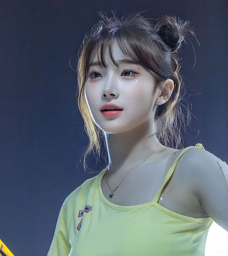 Lee Ju-Eun (sinh ngày 27/4/2004) là nữ hoạt náo viên được yêu thích không chỉ ở Hàn Quốc mà cả khu vực châu Á.