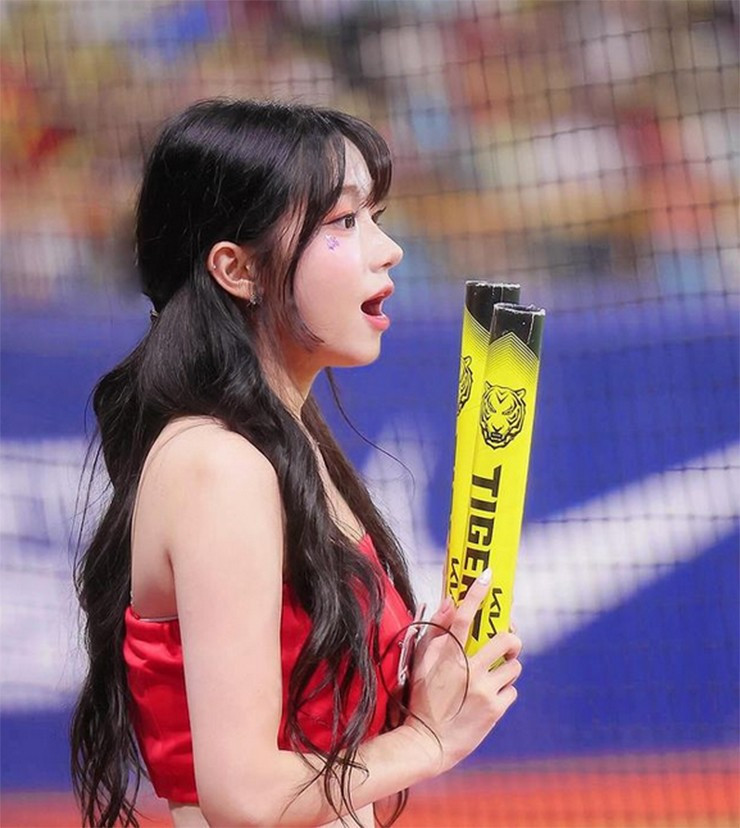 Đứng bên ngoài sân cổ vũ trông Lee Ju-Eun 1m7 vẫn không bị lu mờ. Vẻ đẹp không góc chết của cô nàng “đốn tim” bất cứ chàng trai nào.