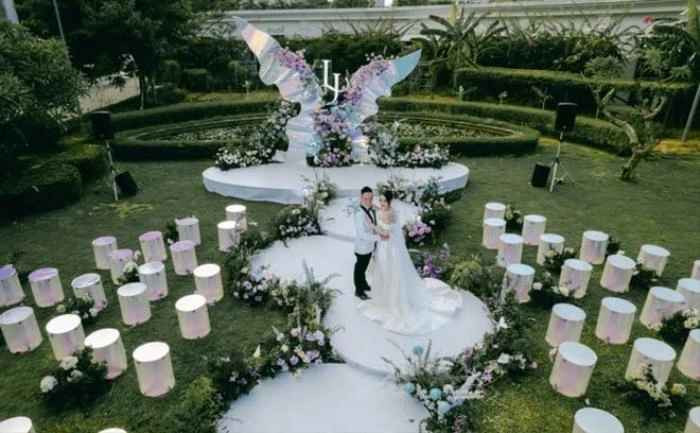 Đám cưới diễn ra tại TP. Huế vào ngày 23/7/2023. Cô dâu tên Linnie Phan, còn chú rể tên Jimmy Phan. Cả hai đã có một khoảng thời gian dài tìm hiểu, yêu đương trước khi tiến hành kết hôn.