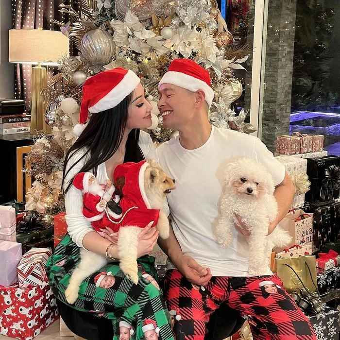 Trong dịp sinh nhật của chồng vừa qua, cô đã bày tỏ tình cảm chân thành: "Chúc mừng sinh nhật tình yêu của đời em! Thật không thể tin được khi hai người xa lạ có thể tìm thấy nhau và tạo ra mối liên kết mạnh mẽ đến mức chúng ta không thể tưởng tượng được sẽ sống ra sao khi không có nhau....