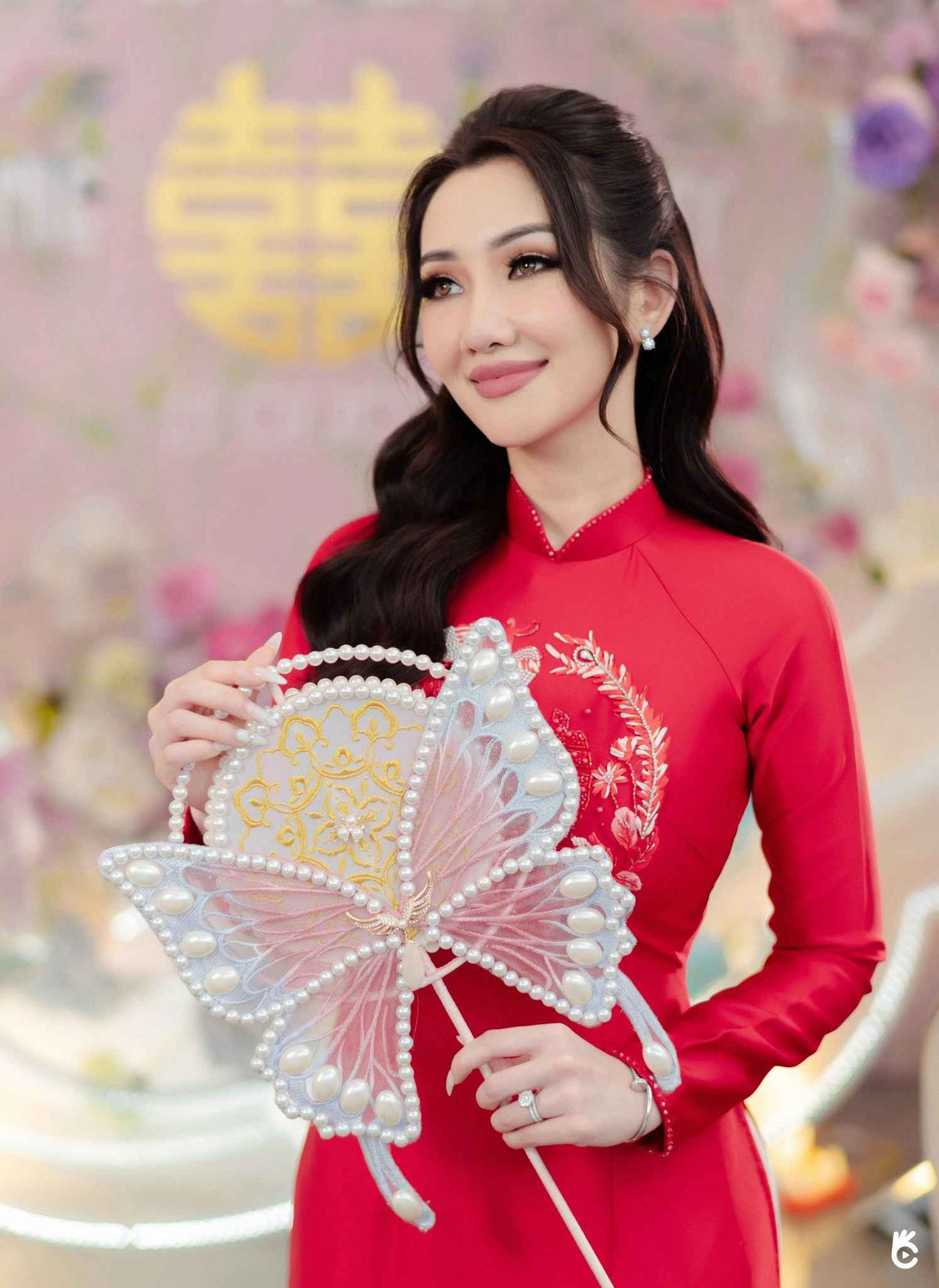 Theo dõi Linnie Phan có thể thấy, cô nàng sẵn sàng ra tay "thực hành" trên những người mẫu để học viên online có thể học miễn phí, không cần bỏ số tiền lớn đi học ở trung tâm, thẩm mỹ viện,... Từ đây, cô nàng càng nhận được sự tin tưởng và yêu mến của nhiều người.