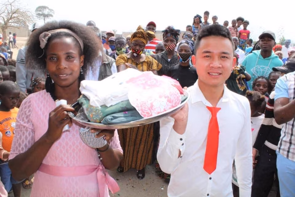 Bên cạnh đó chàng Vlogger có tên Q.L cũng cho biết, với người dân châu Phi tại những vùng nghèo khó như quê hương của Lindo thì việc có 1 đám cưới tươm tất là không thể.