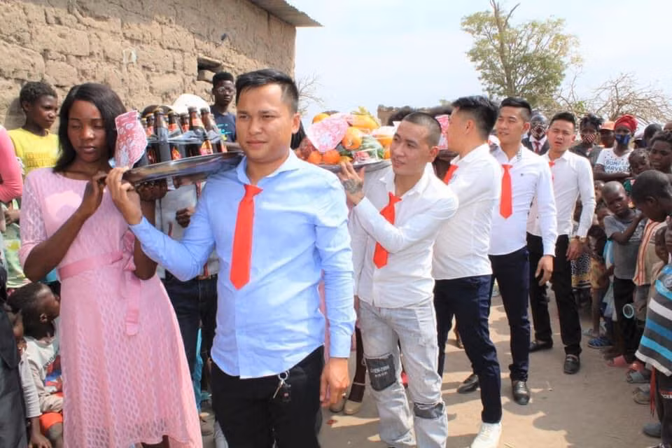 Những cô nàng mặc váy hồng đẹp đẽ. Các thanh niên bê tráp lại diện áo trắng có cả cà vạt đỏ. Hình ảnh đám cưới trên theo nhận xét của nhiều người đâu thua kém gì ở Việt Nam.