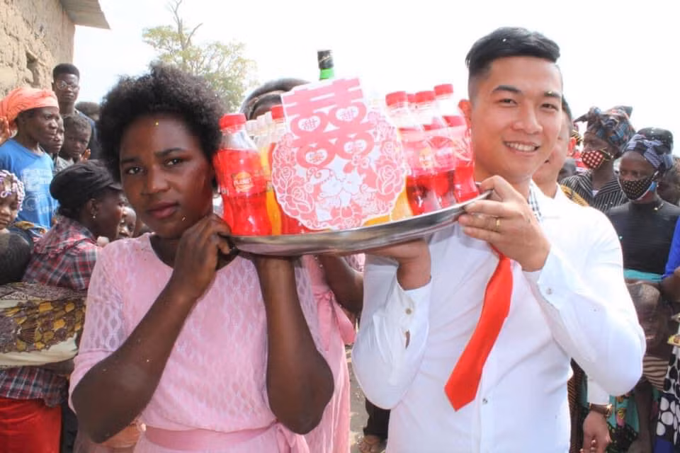 Cụ thể, chàng Vlogger có viết trong bài đăng: ""Trong số các Vlogger hiện nay thì mình khá thích team của anh chàng Q.L này. Sau đợt cứu trợ trẻ em nghèo châu Phi tại vùng đất mà mình sinh sống, team của Linh hôm nay đã tiếp tục hỗ trợ cho thanh niên Lindo cưới vợ... Nhân dịp này, Quang Linh cùng anh em trong team đã đầu tư cho cậu hẳn một bộ vest mới, áo cưới cô dâu, áo dài cho đội bê lễ luôn cho đàng hoàng cũng như loa đài, rạp cưới".