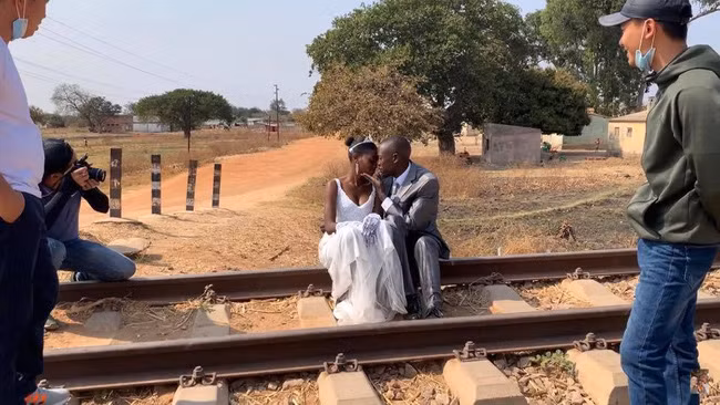 Hai vợ chồng người châu Phi được những người bạn Việt Nam giúp đỡ chụp ảnh cưới.