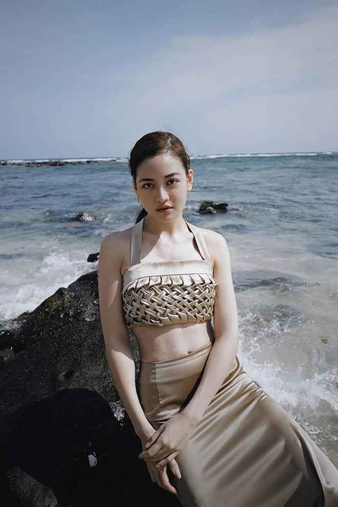 Trước đây, không ít lần Thuỳ Anh cũng thẳng thắn chia sẻ chuyện “dao kéo” với truyền thông. Cô cho biết mình vướng tin đồn phẫu thuật thẩm mỹ từ khi mới 14 tuổi và không biết tại sao lại có chuyện này.