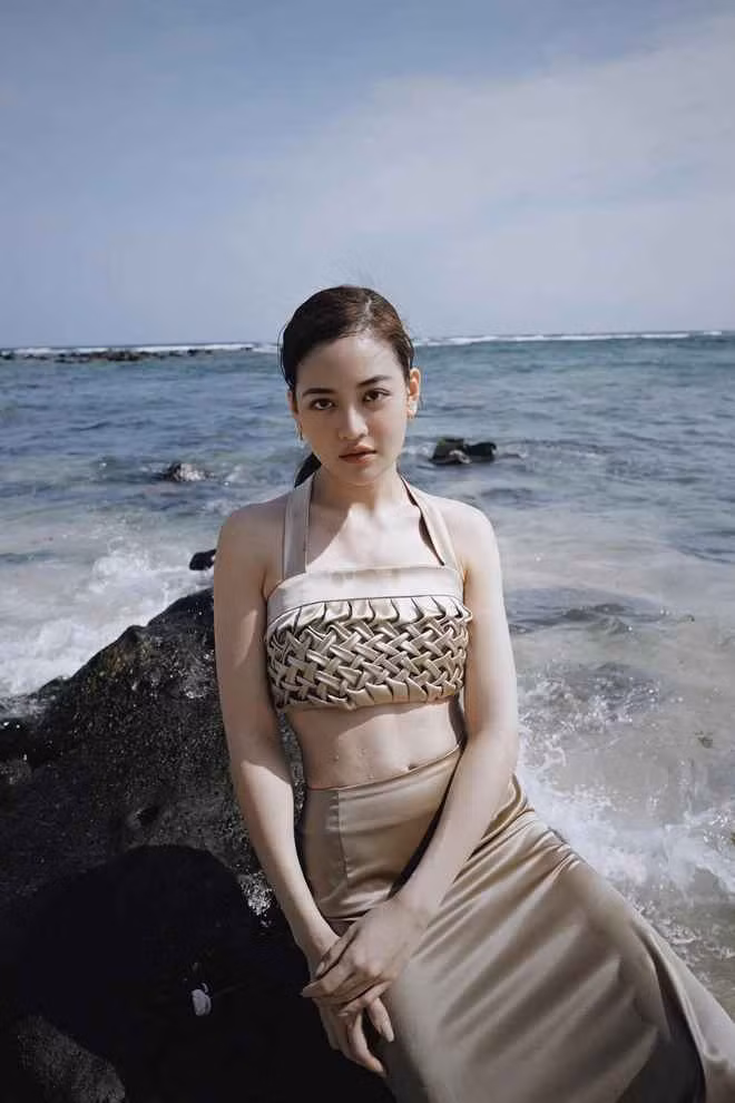 Trước đây, không ít lần Thuỳ Anh cũng thẳng thắn chia sẻ chuyện “dao kéo” với truyền thông. Cô cho biết mình vướng tin đồn phẫu thuật thẩm mỹ từ khi mới 14 tuổi và không biết tại sao lại có chuyện này.