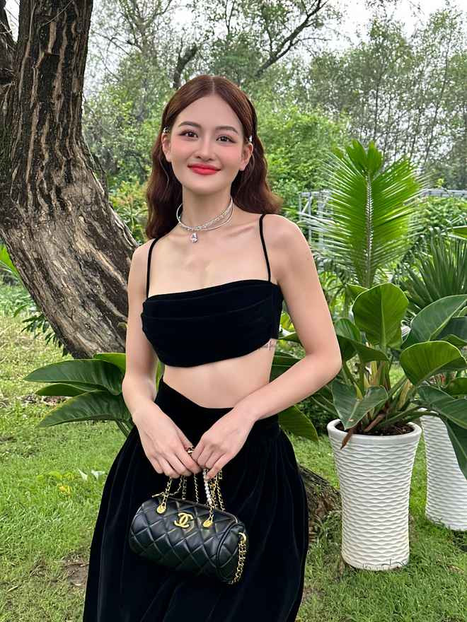 Với những đồn đoán này, Thuỳ Anh đã 5 lần 7 lượt lên tiếng giải thích. Cuối năm 2022, cô nàng quay clip cận cảnh từng góc mặt, kể cả góc quay để lộ khuyết điểm nhan sắc.