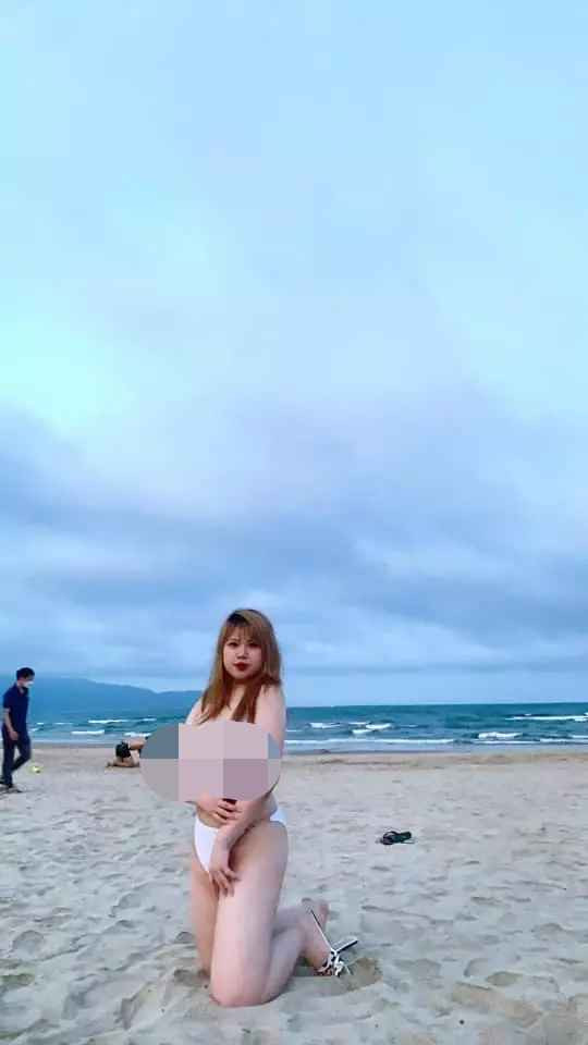 "Muốn tặng anh cuộc sống màu hồng. Nhưng tiếc thật cuộc đời em chỉ toàn bão giông", Thu Trang viết caption thả thính.