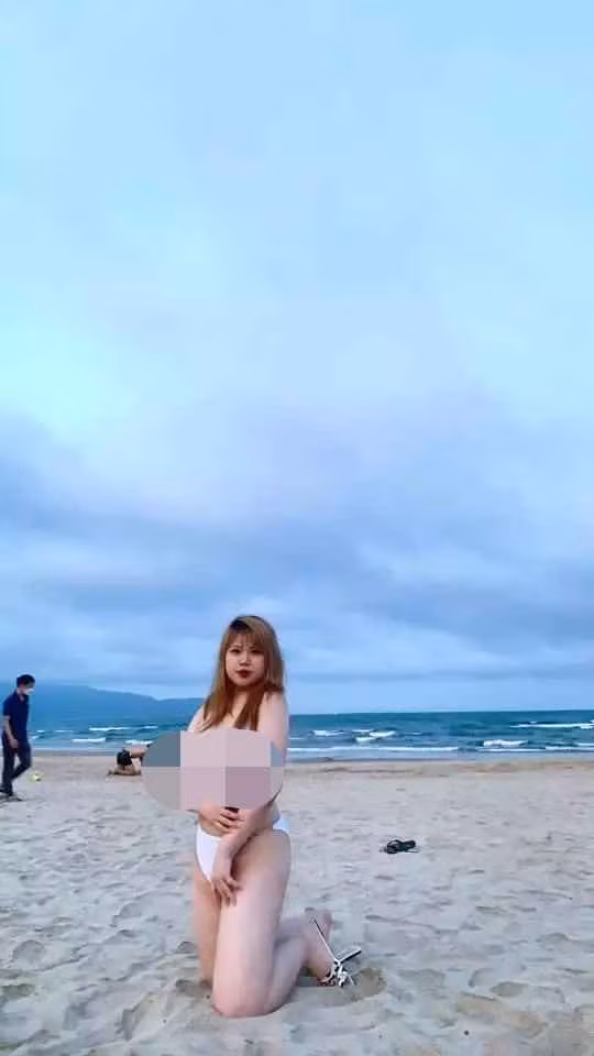 "Muốn tặng anh cuộc sống màu hồng. Nhưng tiếc thật cuộc đời em chỉ toàn bão giông", Thu Trang viết caption thả thính.