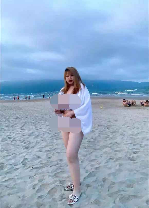 Trong hình, Thu Trang diện trang phục bikini màu trắng, đứng tạo dáng hững hờ.