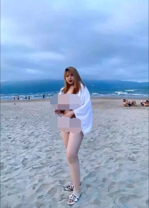 Trong hình, Thu Trang diện trang phục bikini màu trắng, đứng tạo dáng hững hờ.