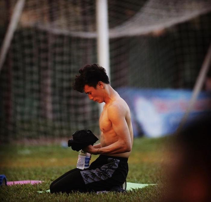 Bùi Tiến Dũng từng vô số lần khiến người hâm mộ đứng ngồi không yên với thân hình lực lưỡng, "múi sầu riêng" cuồn cuộn khi khoe ảnh chăm chỉ tập luyện.