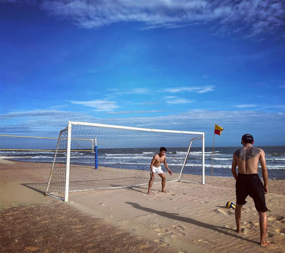 Dù đứng khá xa song bụng Bùi Tiến Dũng vẫn lộ rất rõ "múi sầu riêng".