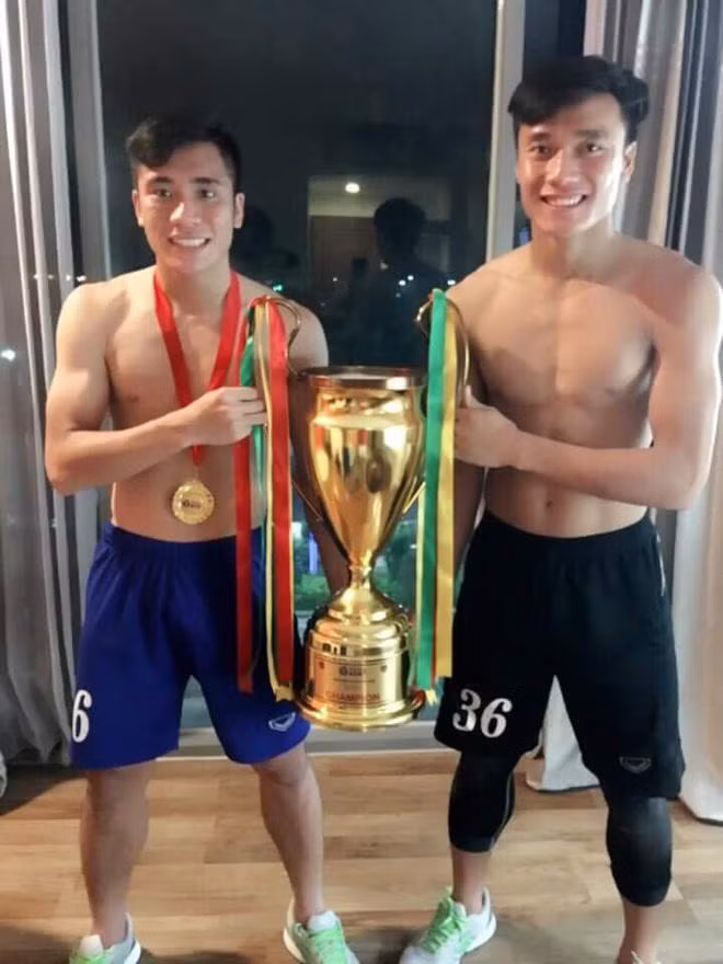 Thủ môn xứ Thanh luôn gây ấn tượng với ngoại hình nam tính, lực lưỡng, "chuẩn không cần chỉnh".