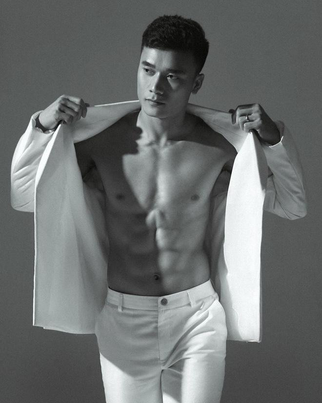 Thêm bức ảnh Bùi Tiến Dũng "chiêu đãi" netizen bằng body đi vào lòng người.