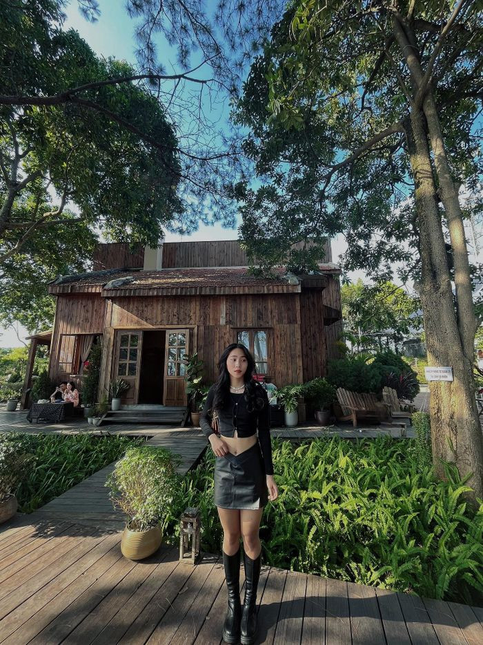 Khác với vẻ mạnh mẽ trên sân cỏ, Bảo Trâm ngoài đời vô cùng xinh đẹp, dịu dàng, nữ tính.