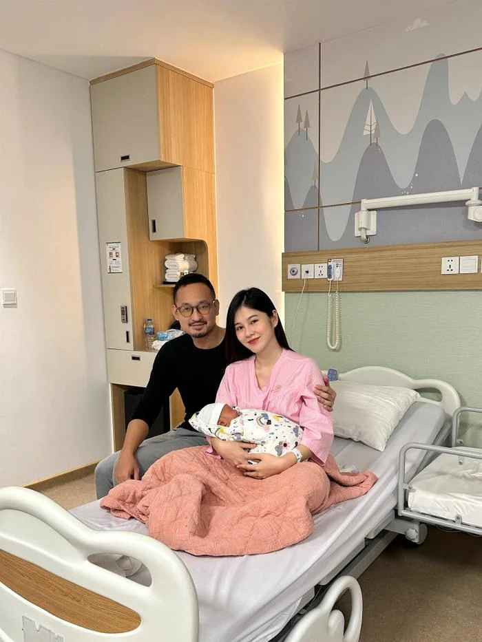 Cụ thể người đẹp cho biết: "Cuộc sống của mẹ giờ đây! Không son không phấn, chỉ có quầng thâm, nhưng không sao cả vì mẹ yêu em".