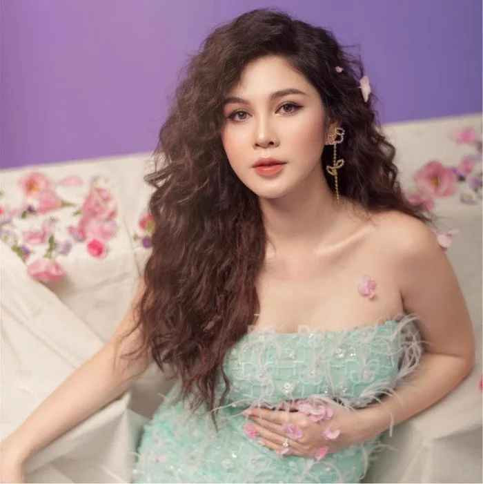 Bên cạnh việc xuất hiện trên màn ảnh nhỏ với tư cách là người dẫn chương trình, MC Thu Hoài đã từng "lấn sân" sang lĩnh vực diễn xuất và gặt hái về một số thành công nhất định.