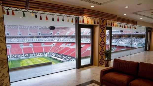 Không chỉ là một SVĐ, Al Bayt còn là khách sạn hạng sang với tổng cộng 96 phòng VIP, theo tiêu chuẩn 5 sao được thiết kế bao quanh sân bóng.