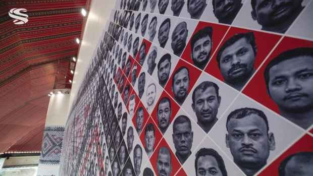 Một bức tranh tường được đặt ở lối vào SVĐ tổ chức lễ khai mạc World Cup 2022, bức kia đặt trên tầng 2. Bên dưới mỗi bức tranh là lời cảm ơn được viết bằng nhiều ngôn ngữ khác nhau.