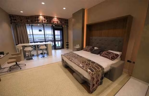 Các vị khách chỉ cần bước ra khỏi phòng ngủ là có thể thưởng thức các trận đấu, hoặc... quay lại giường nếu trận đấu không hấp dẫn.