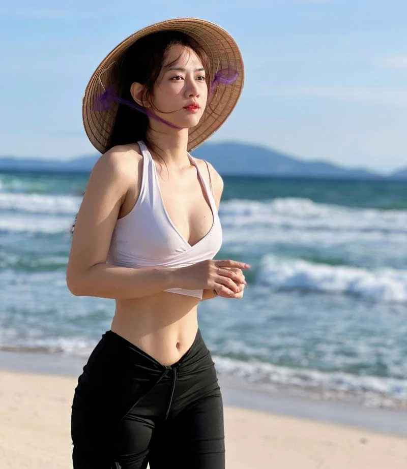 Lê Bống từng lọt Top 10 Hoa hậu Thể thao Việt Nam 2022. Ngoài ra, mỹ nhân 28 tuổi còn tham gia đóng phim, làm MC...