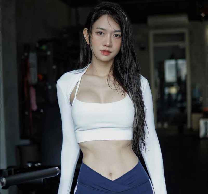 Không chỉ có gương mặt đẹp, Lê Bống còn sở hữu chiều cao 1m67, số đo hình thể lần lượt là 96-60-96cm.